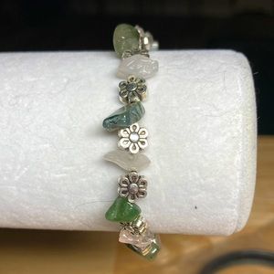 Elasticized daisy bracelet silver tone with green stones. Handmade. #bme2050